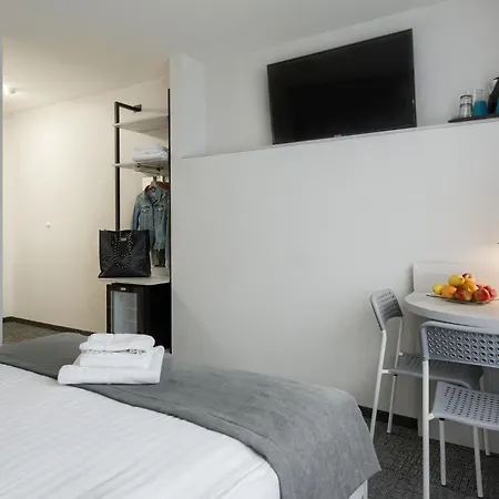 Plonia Resort מלון דירות *