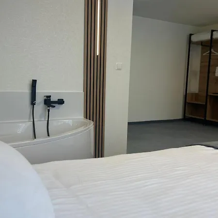 Plonia Resort מלון דירות *